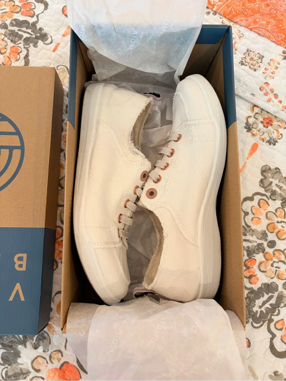 VIONIC PISMO CANVAS FRAYED BEACH SNEAKERS COLOR CREAM SIZE 6.5 GOOD CONDITION